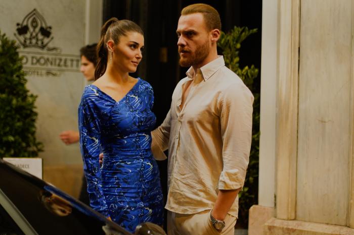 Hande Ercel poartă o rochie albastră cu paiete, iar Kerem Bursin poartă o ținută deschisă la culoare