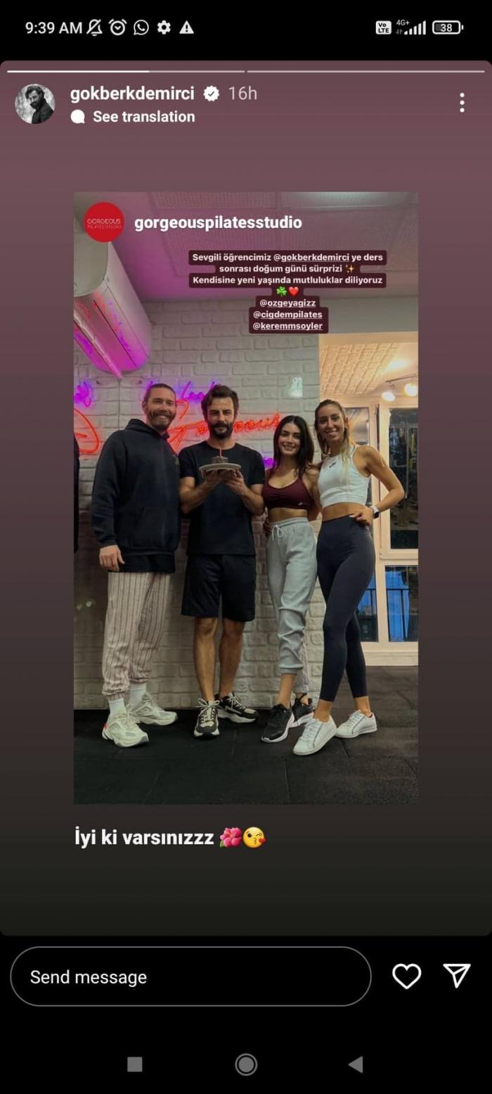 Gökberk Demirci și Özge Yağız stau unul lângă celălalt în sala de fitness