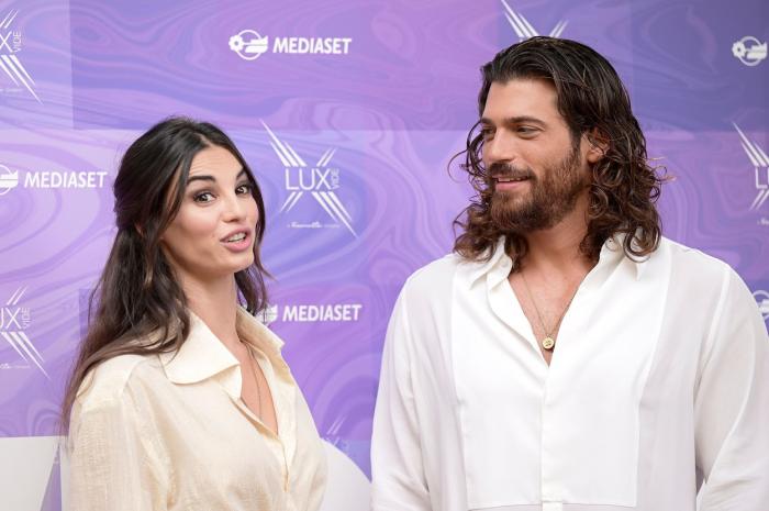 Can Yaman și Francesca Chillemi stau unul lângă celălalt și zâmbesc.