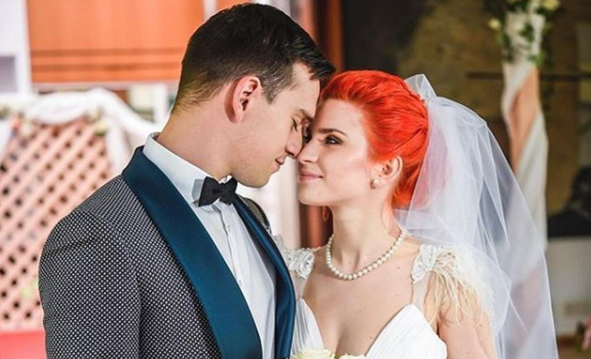 Vlad Gherman poartă o cămașă deschisă la culoare, un sacou și papion și stă alături de Cristina Ciobănașu