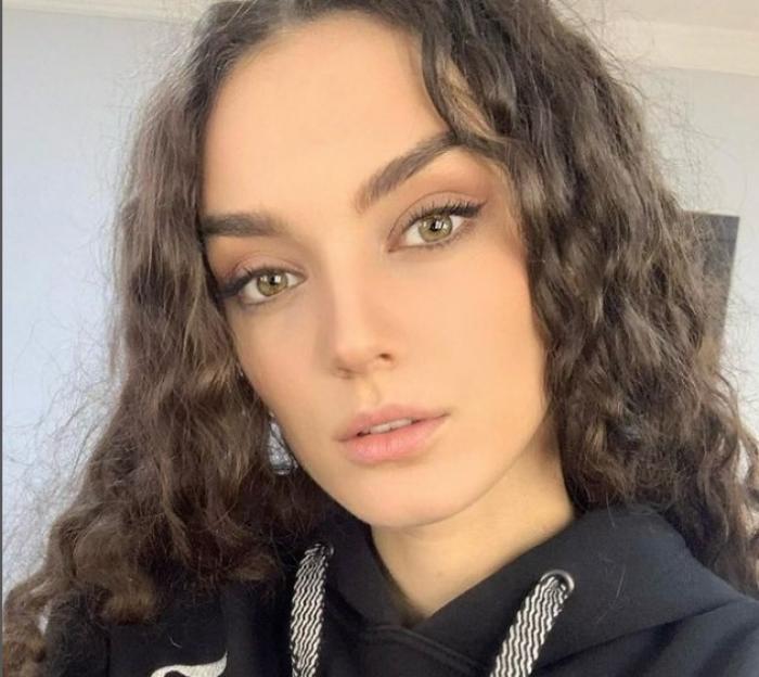 Nanuka Stambolishvili poartă un hanorac și are părul desprins și ondulat