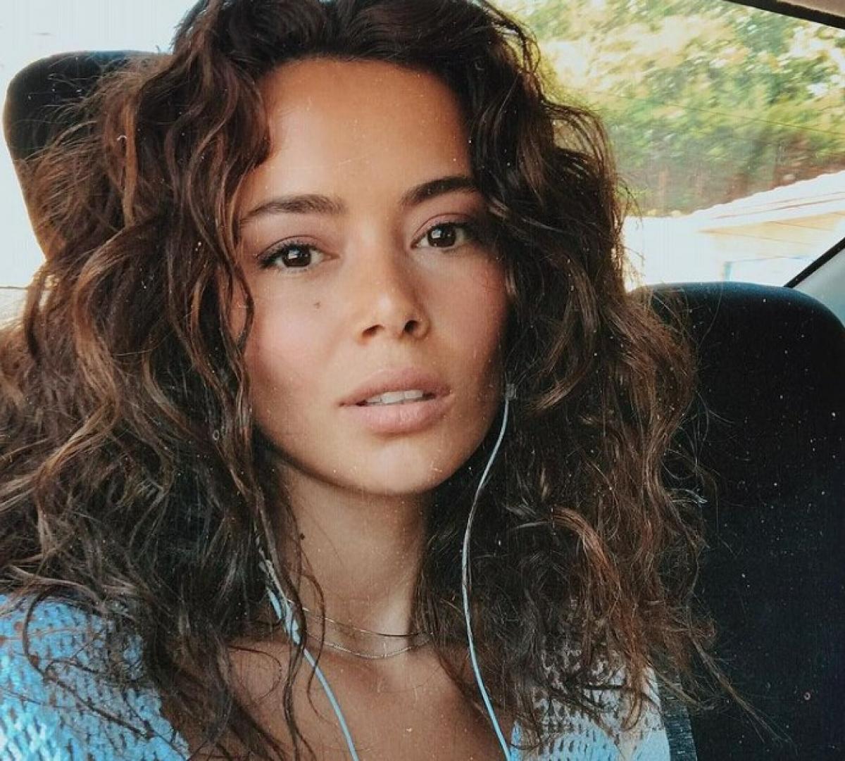 Seray Kaya poartă părul desprins și ondulat