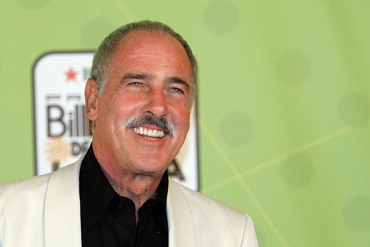 Andrés García poartă o cămașă albă și un sacou alb