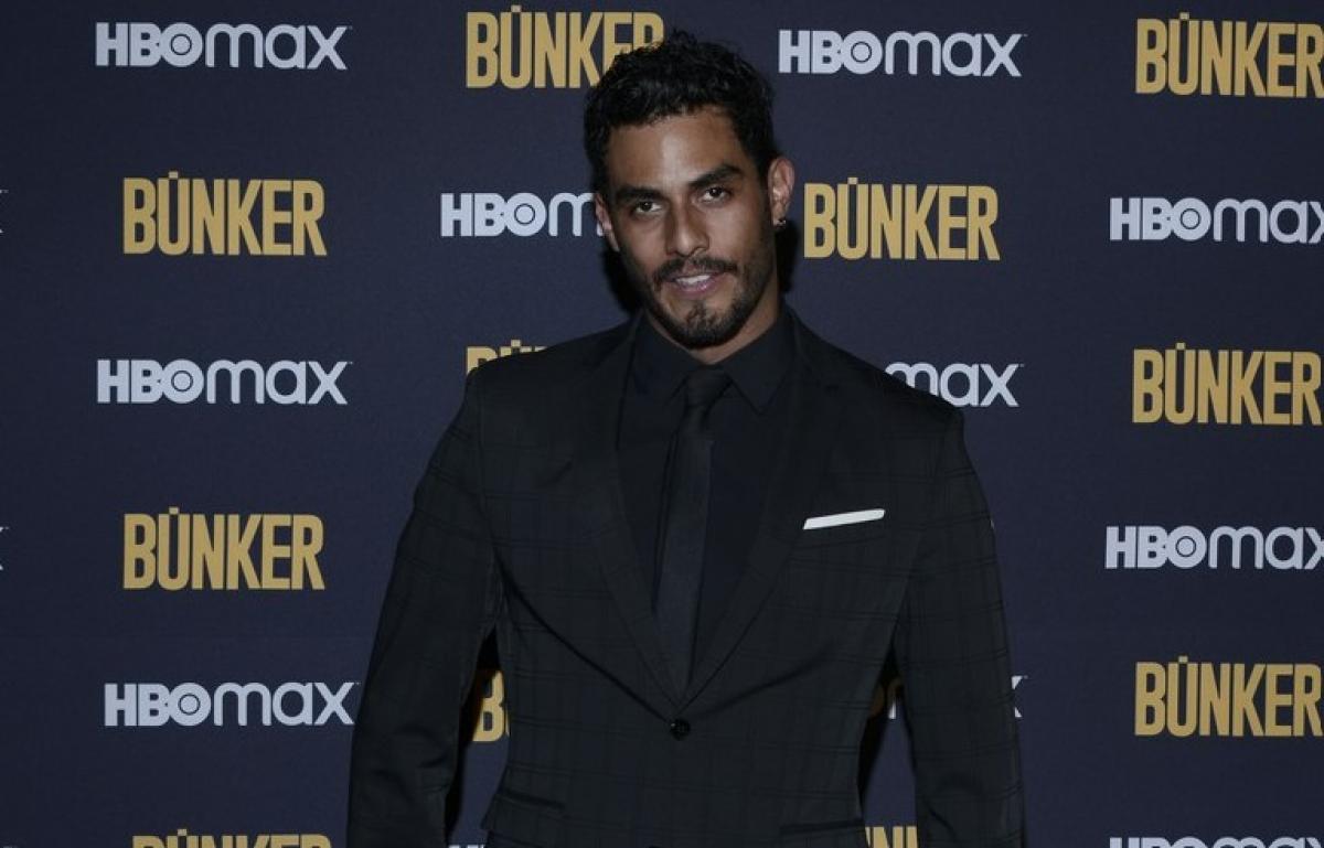 Hugo Catalán poartă un costum negru și zâmbește