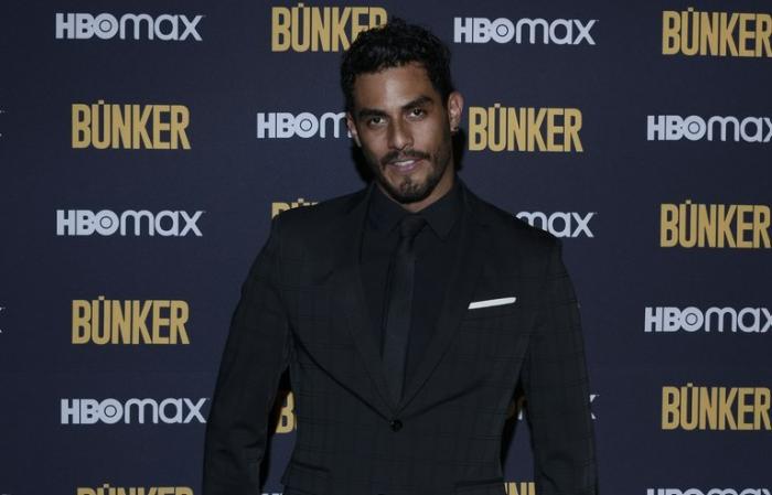 Hugo Catalán poartă un costum negru și zâmbește