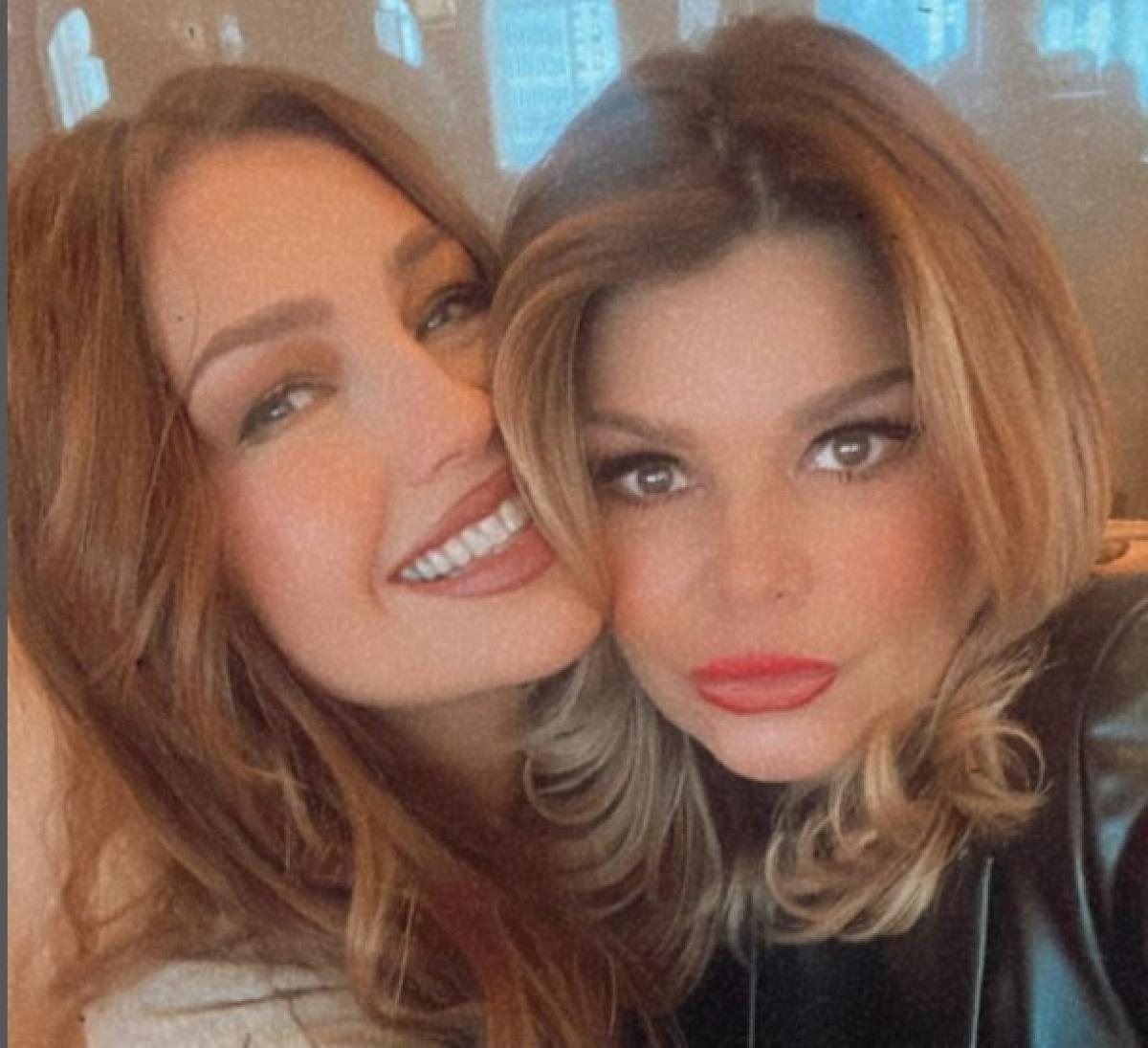 Thalia și Itati Cantoral se imbratisează și zâmbesc