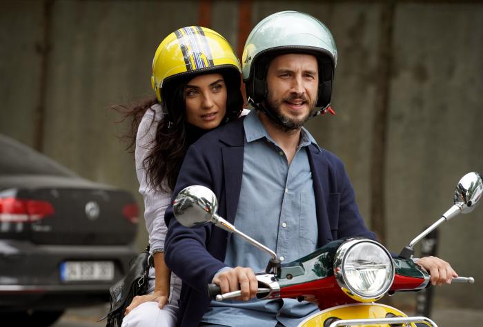 actorii din agenția de talente și sentimente stau pe o motocicletă