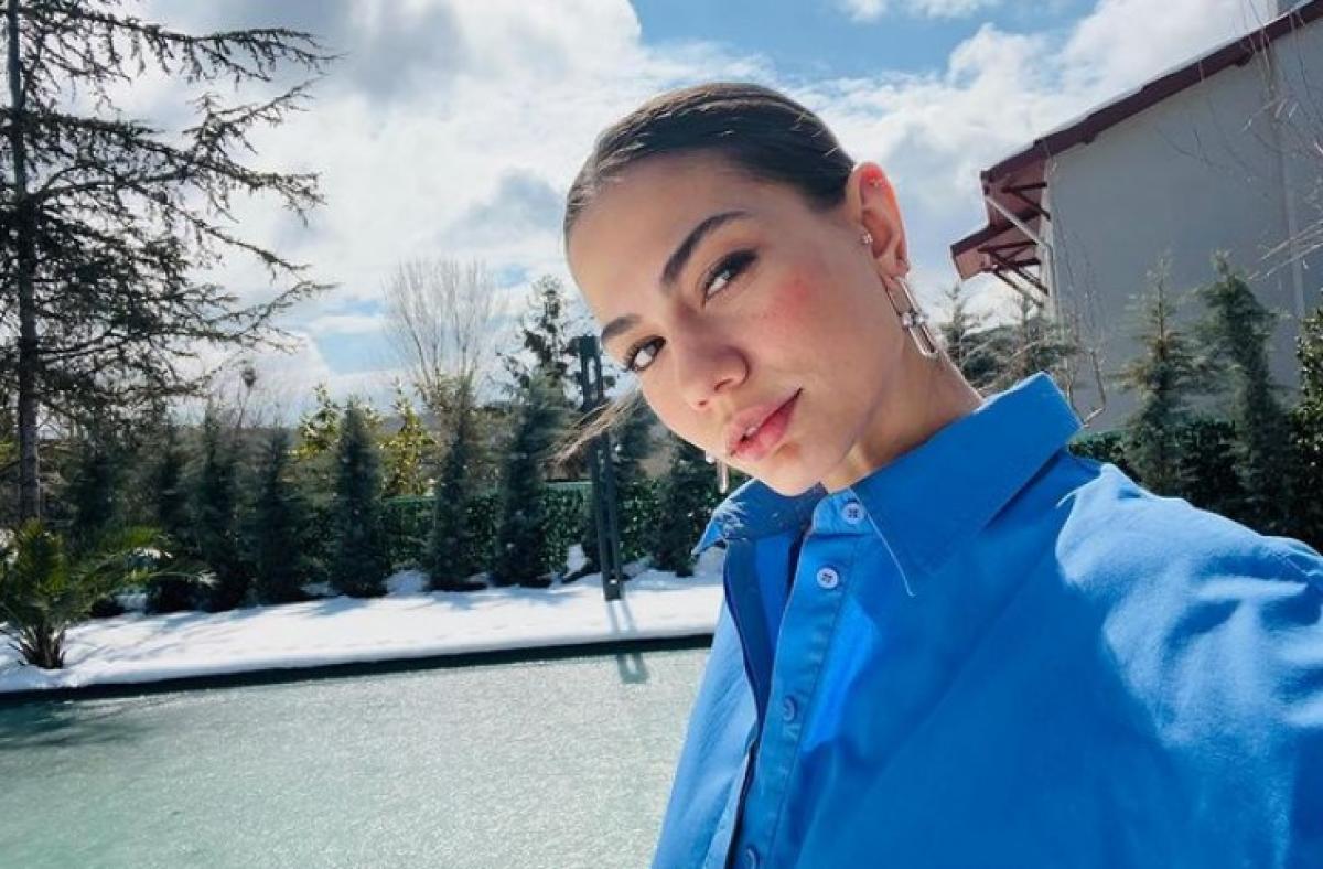 Demet Ozdemir poartă o cămașă albastră cu mâneci lungi