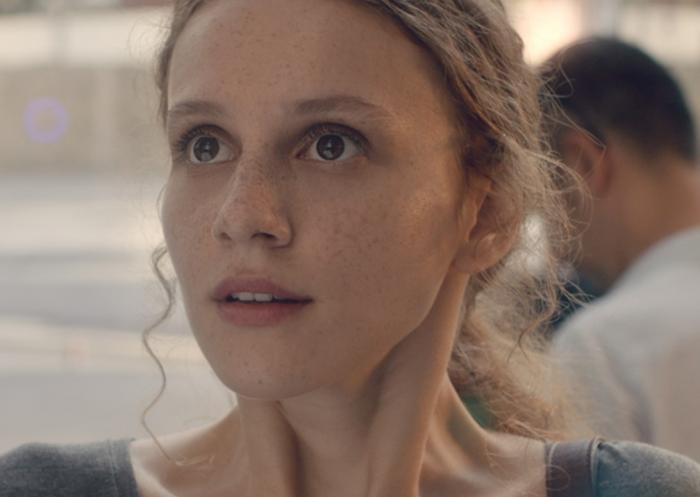 Ahsen Eroğlu poartă părul prins într-o coadă și are gura întredeschisă