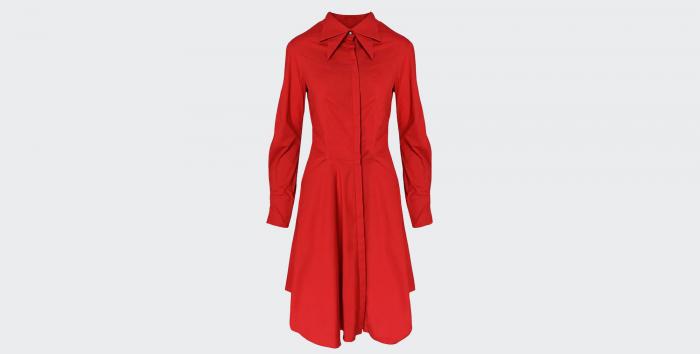 rochie lungă roșie cu mâneci lungi și guler