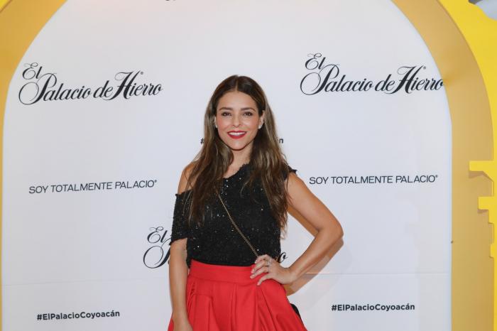 Grettell Valdez poartă o bluză neagră și o fustă roșie