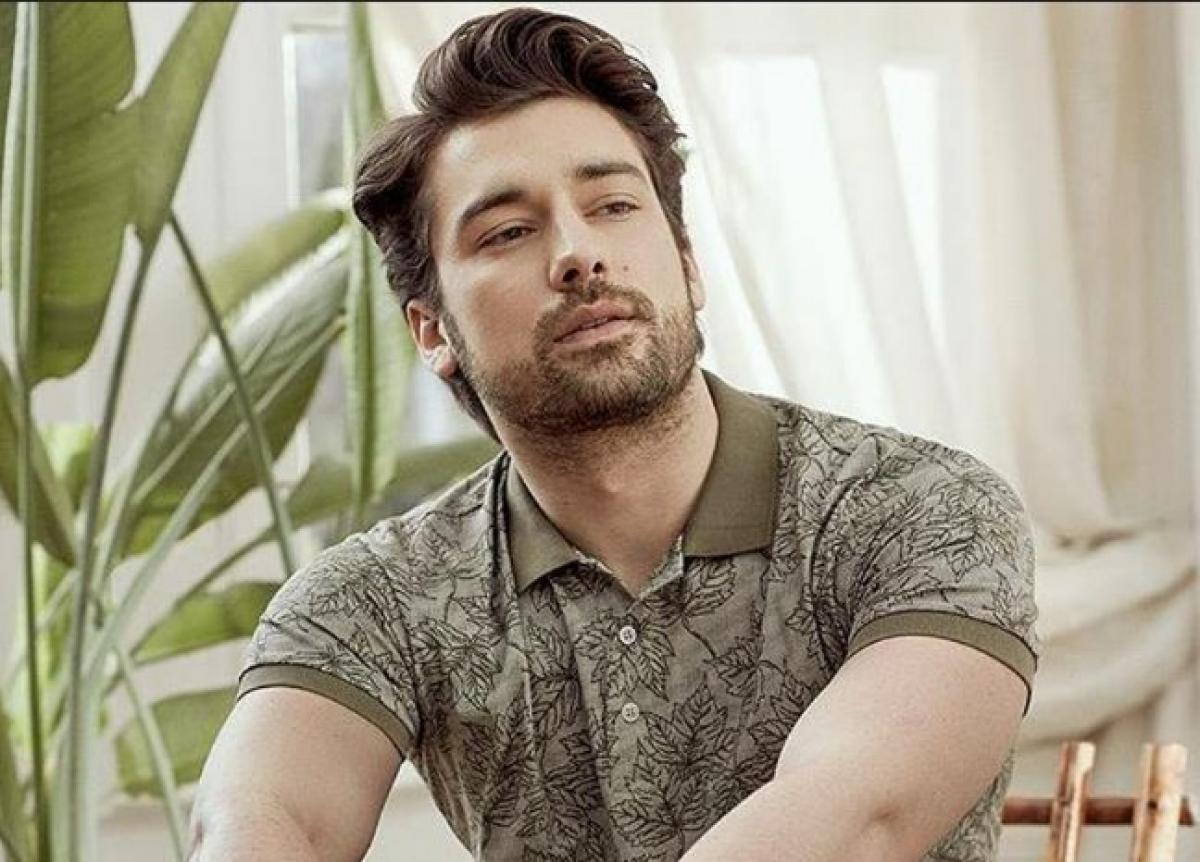 Alp Navruz poartă un tricou cu imprimeu