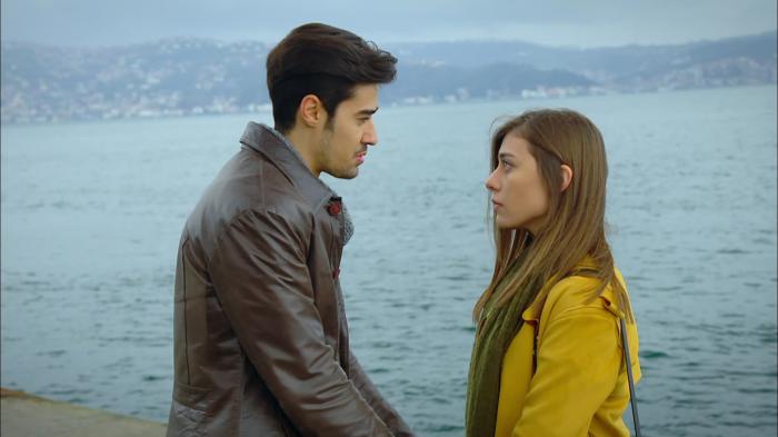 actori nu mă părăsi stau unul lângă celălalt