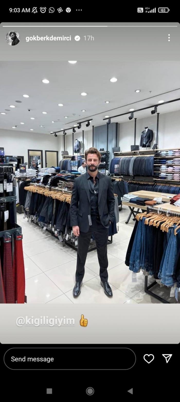 Gökberk Demirci se află într-un magazin și poartă un costum închis la culoare