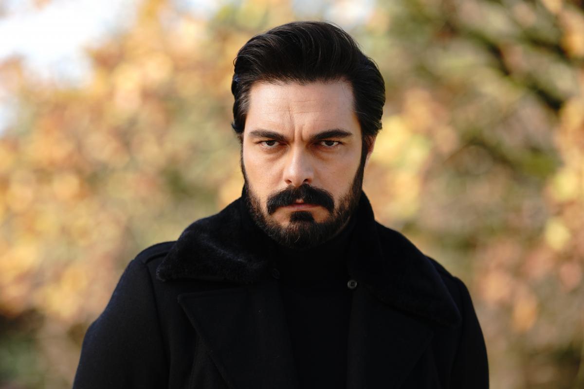 Halil Ibrahim Ceyhan poartă o maletă neagră și are un costum negru