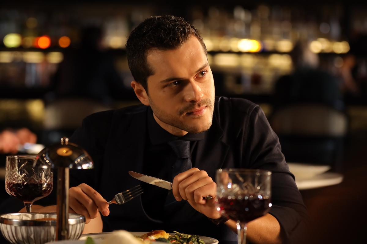 Alperen Duymaz poartă un costum închis la culoare