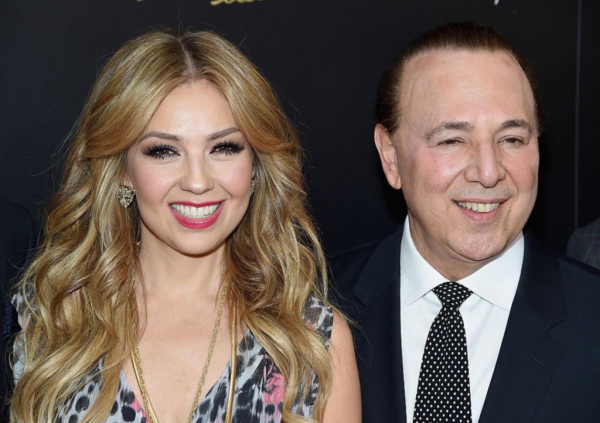 Thalía și Tommy Mottola stau unul lângă celălalt și zâmbesc
