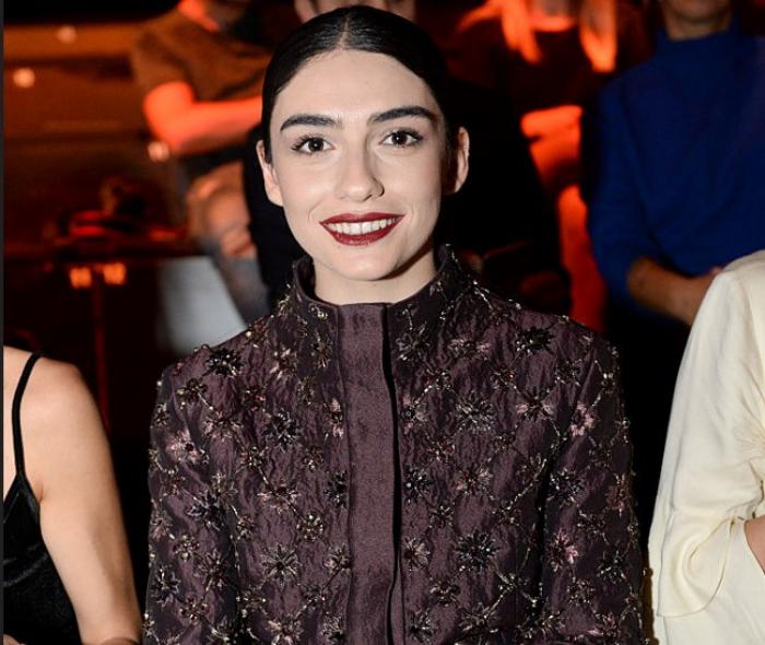 Hazar Erguclu poartă o rochie lungă cu imprimeu și un ruj închis la culoare