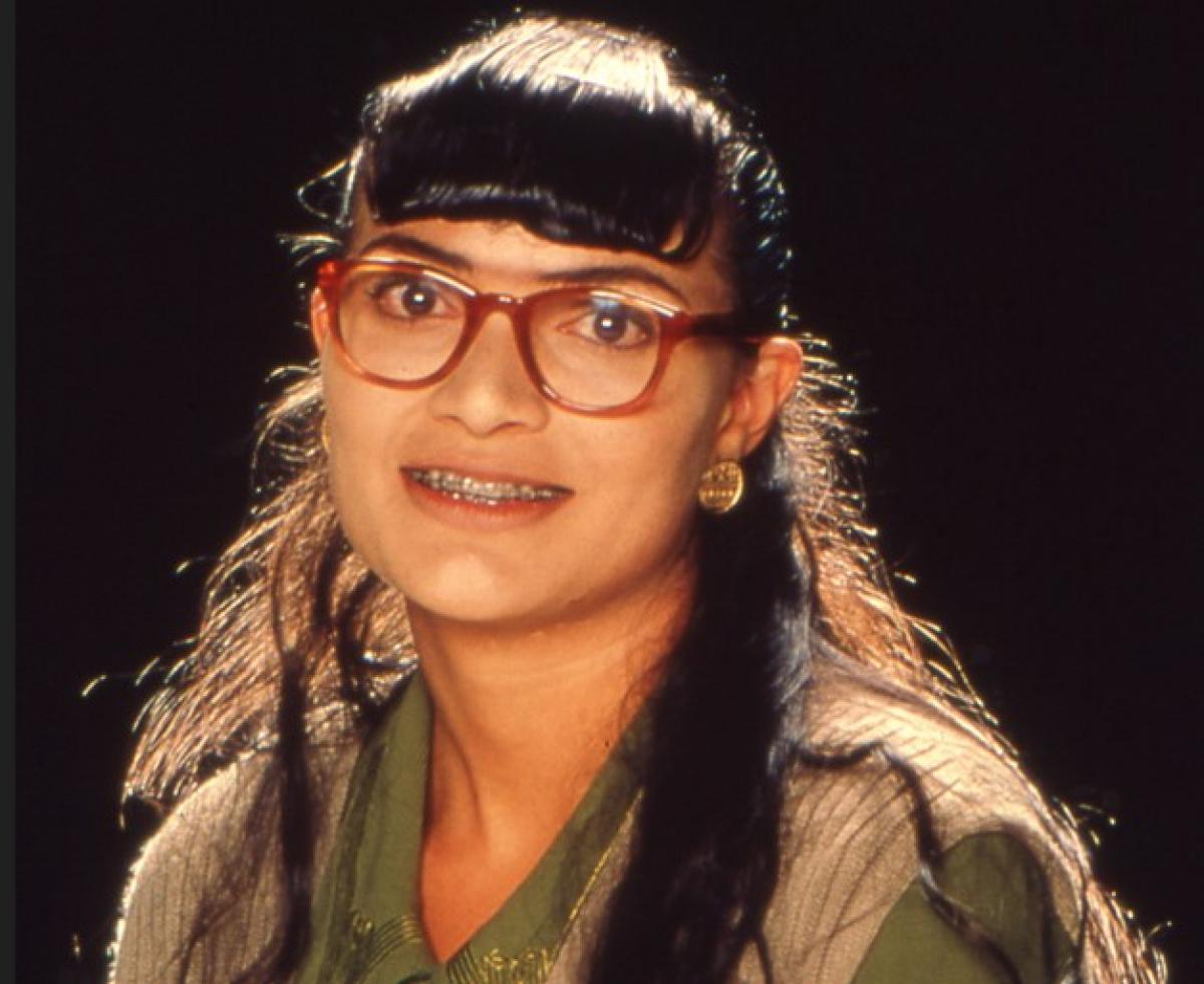 Ana Maria Orozco poartă părul lung, ochelari și breton