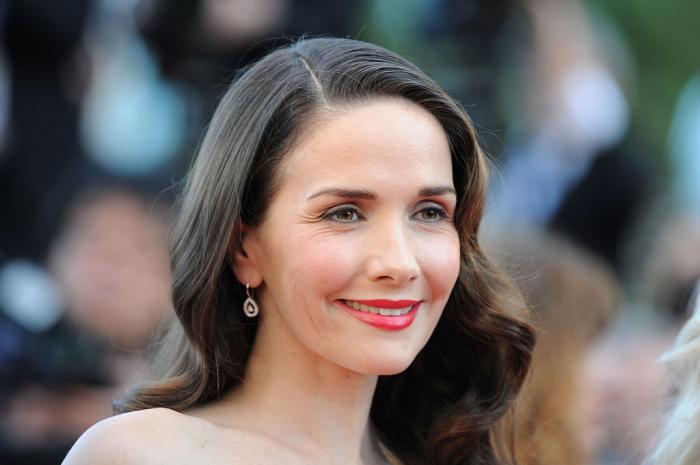 Natalia Oreiro poartă părul coafat pe o parte și ruj roșu