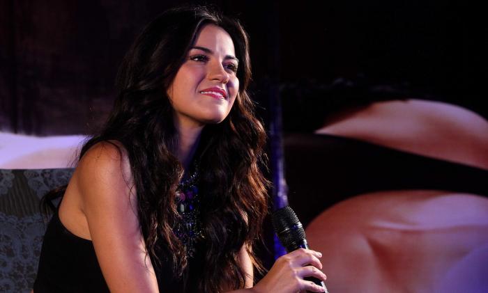 Maite Perroni poartă părul lung, desprins și zâmbește