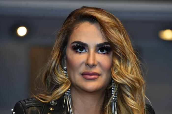 Ninel Conde poartă părul desprins și ondulat