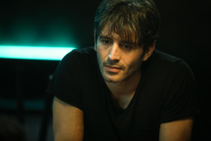 Cihangir Ceyhan poartă un tricou negru și privește gânditor