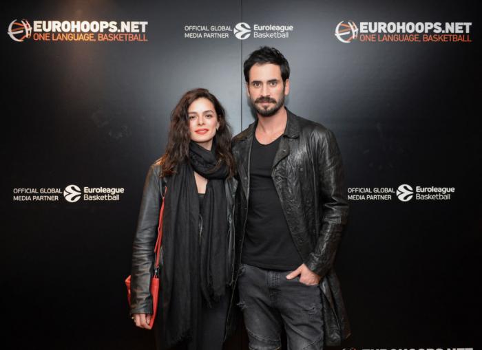 Özge Özpirinççi și Burak Yamantürk stau unul lângă celălalt și sunt îmbrăcați în negru