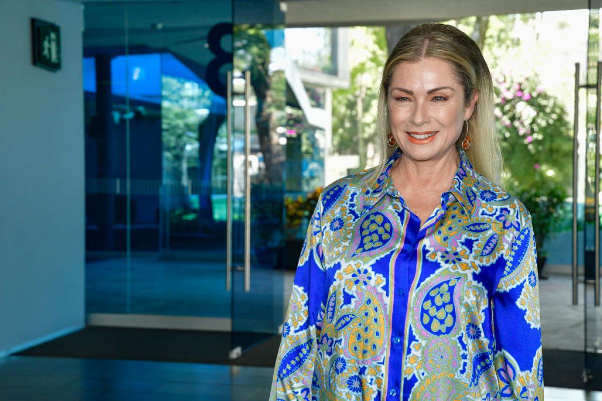 Leticia Calderon poartă un costum albastru cu imprimeu