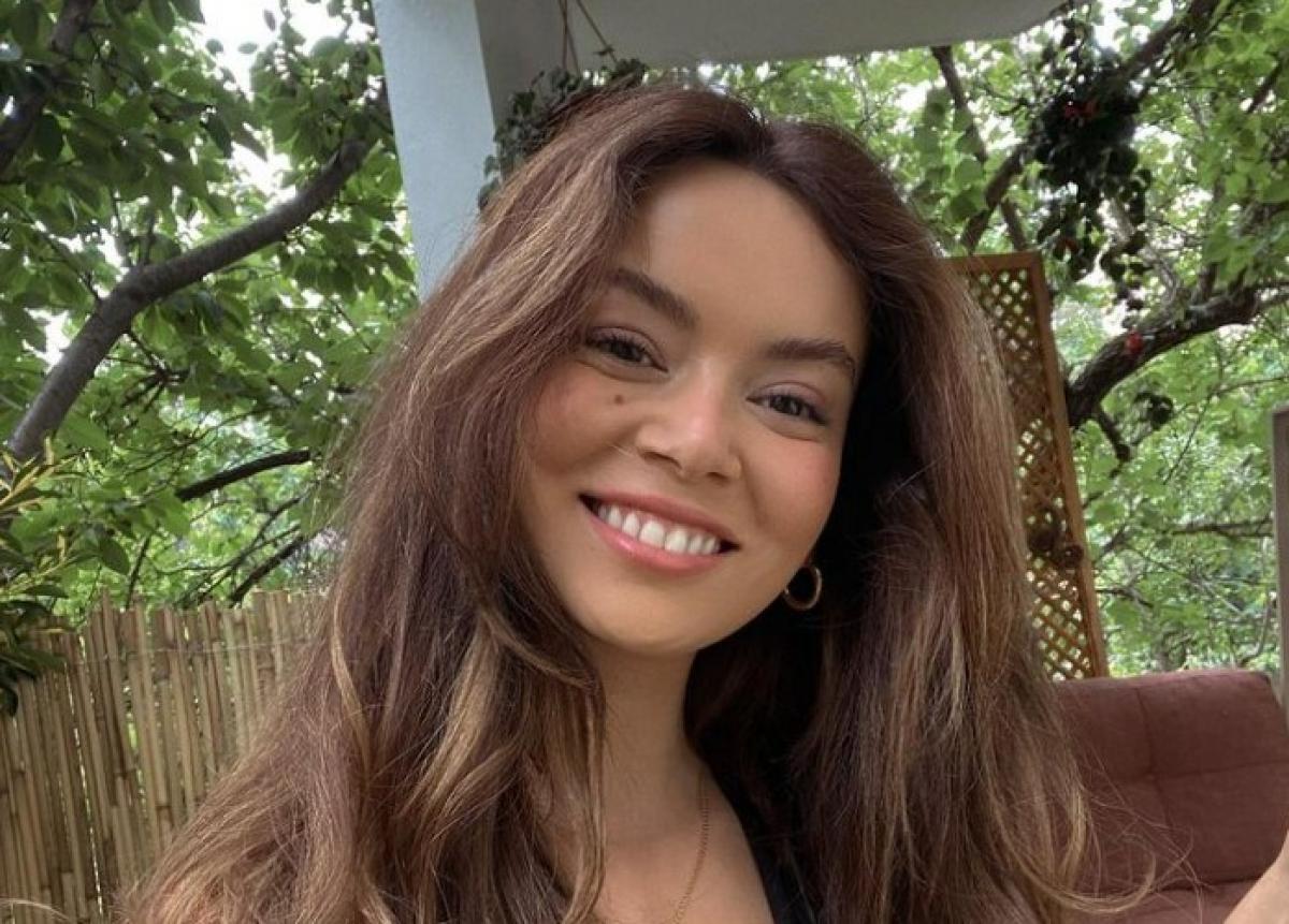 Seray Kaya poartă părul lung și zâmbește