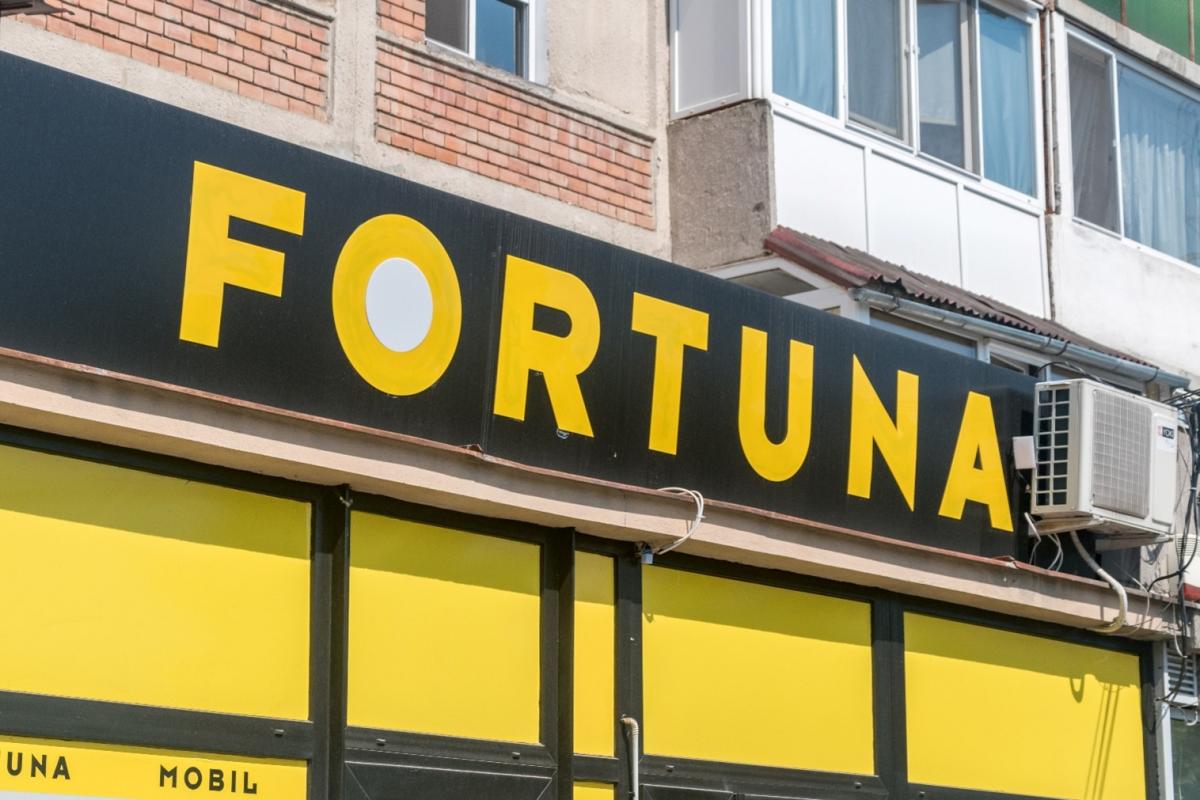 logo magazin pariuri sportive galben pe fundal negru