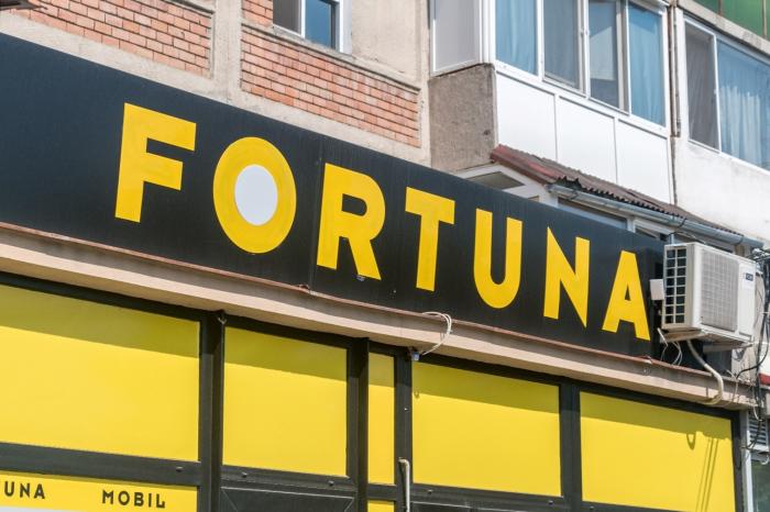 logo magazin pariuri sportive galben pe fundal negru