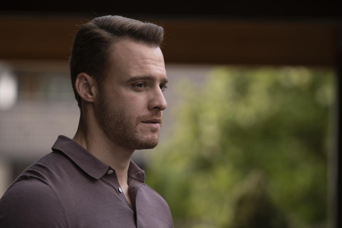 Kerem Bursin poartă un tricou cu guler închis la culoare