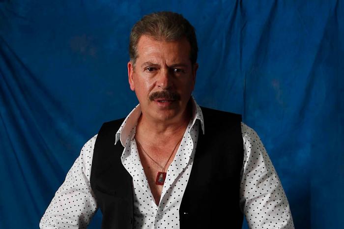 Sergio Goyri poartă o cămașă albă și un sacou negru