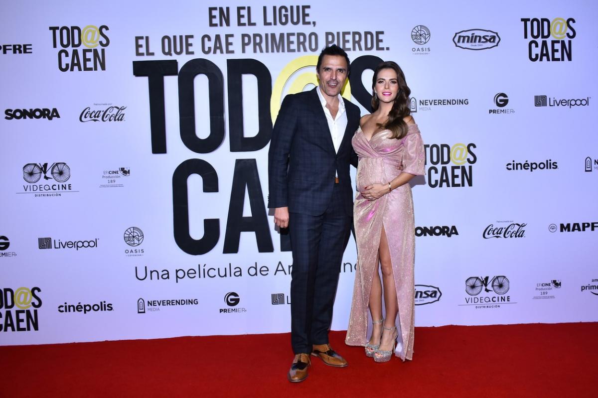 Claudia Álvarez poartă o rochie de gală, lungă și are burtică de gravidă