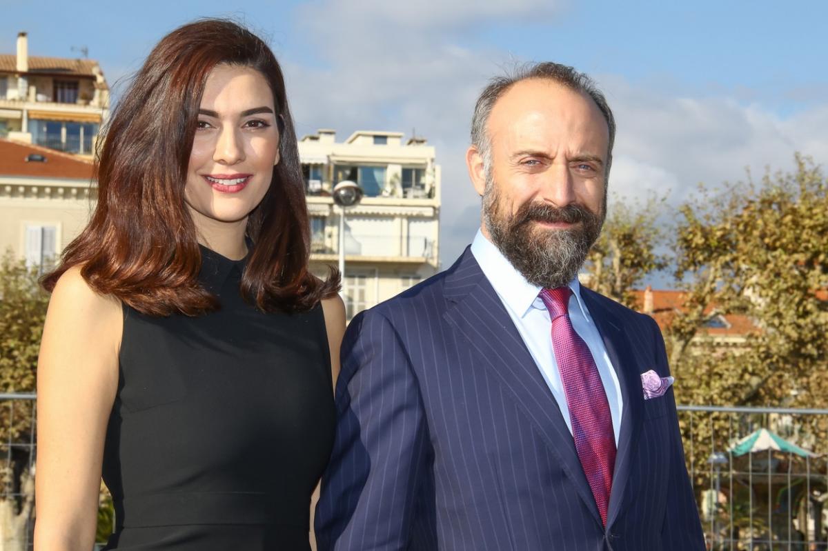 Bergüzar Korel poartă o rochie neagră și are părul desprins, iar Halit Ergenç poartă un costum albastru