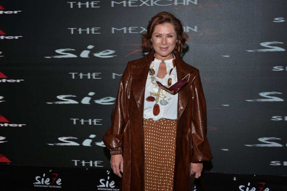 Lety Calderón poartă un costum asortat, zâmbește și se află la un eveniment monden