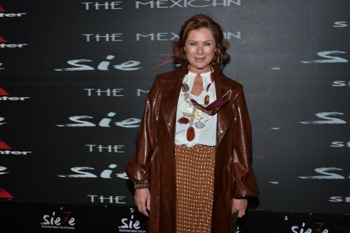 Lety Calderón poartă un costum asortat, zâmbește și se află la un eveniment monden