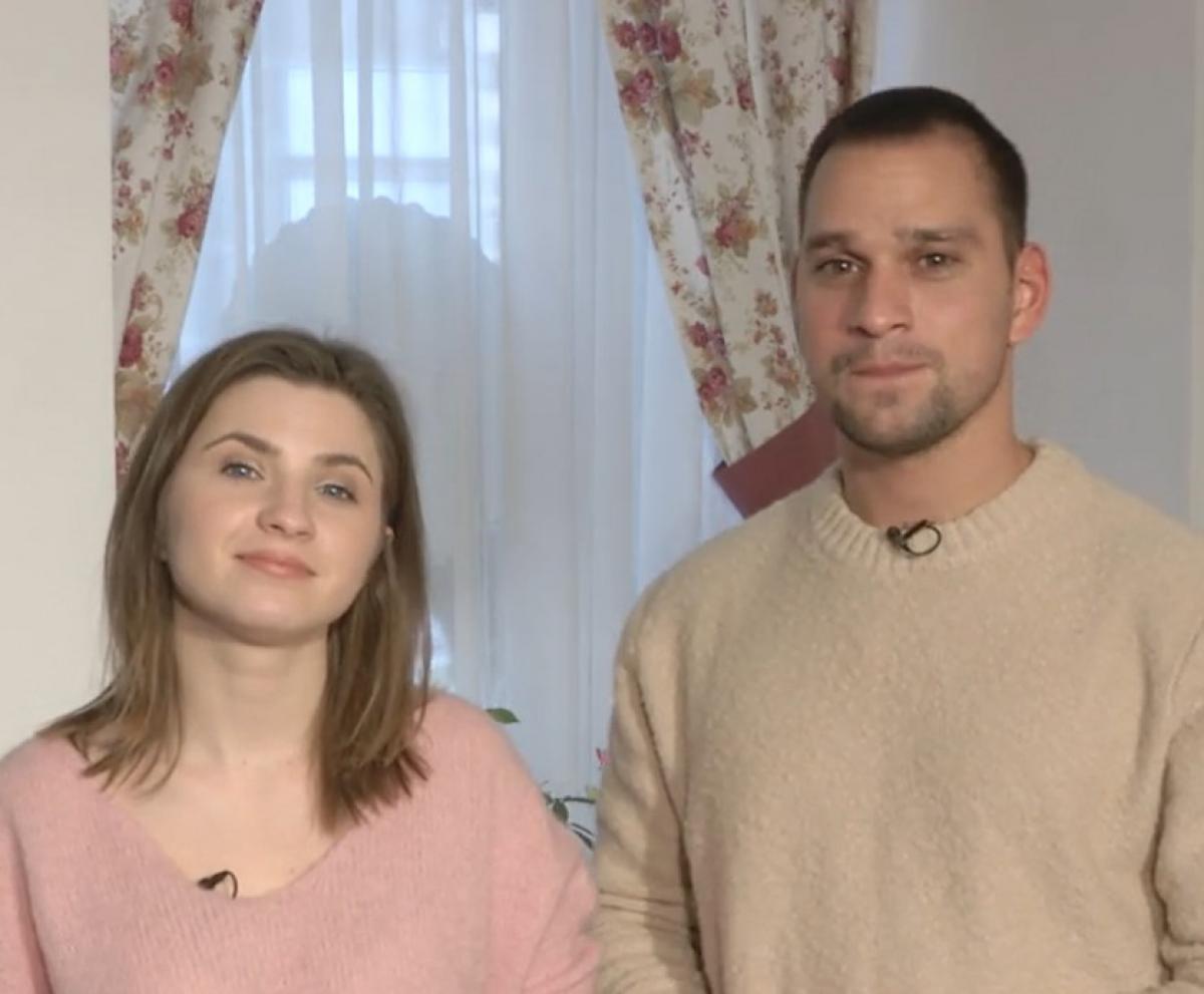 Criss poartă o bluză cu mâneci lungi de culoare roz pal, iar Vlad poartă un cardigan de culoare maro