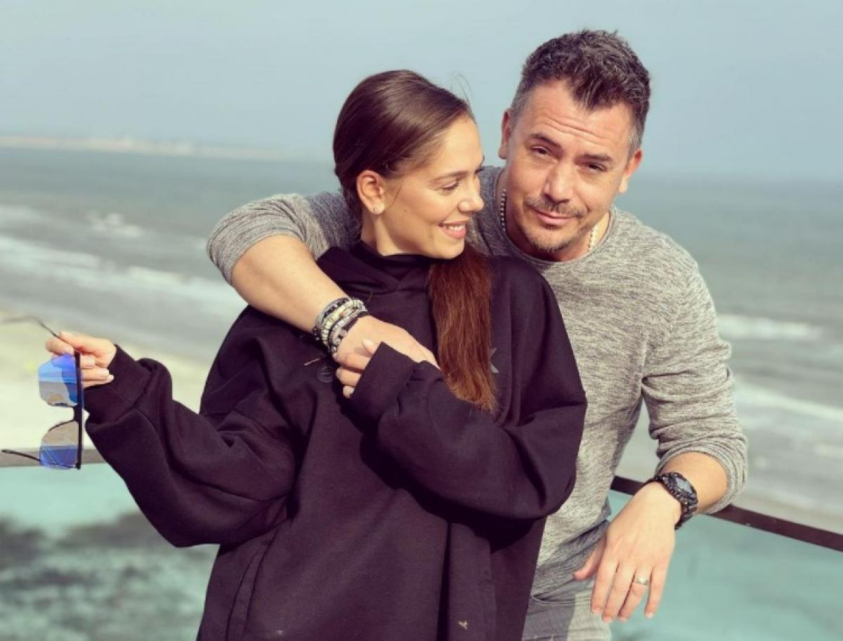 Irina Fodor stă în brațele lui Răzvan Fodor și amândoi zâmbesc