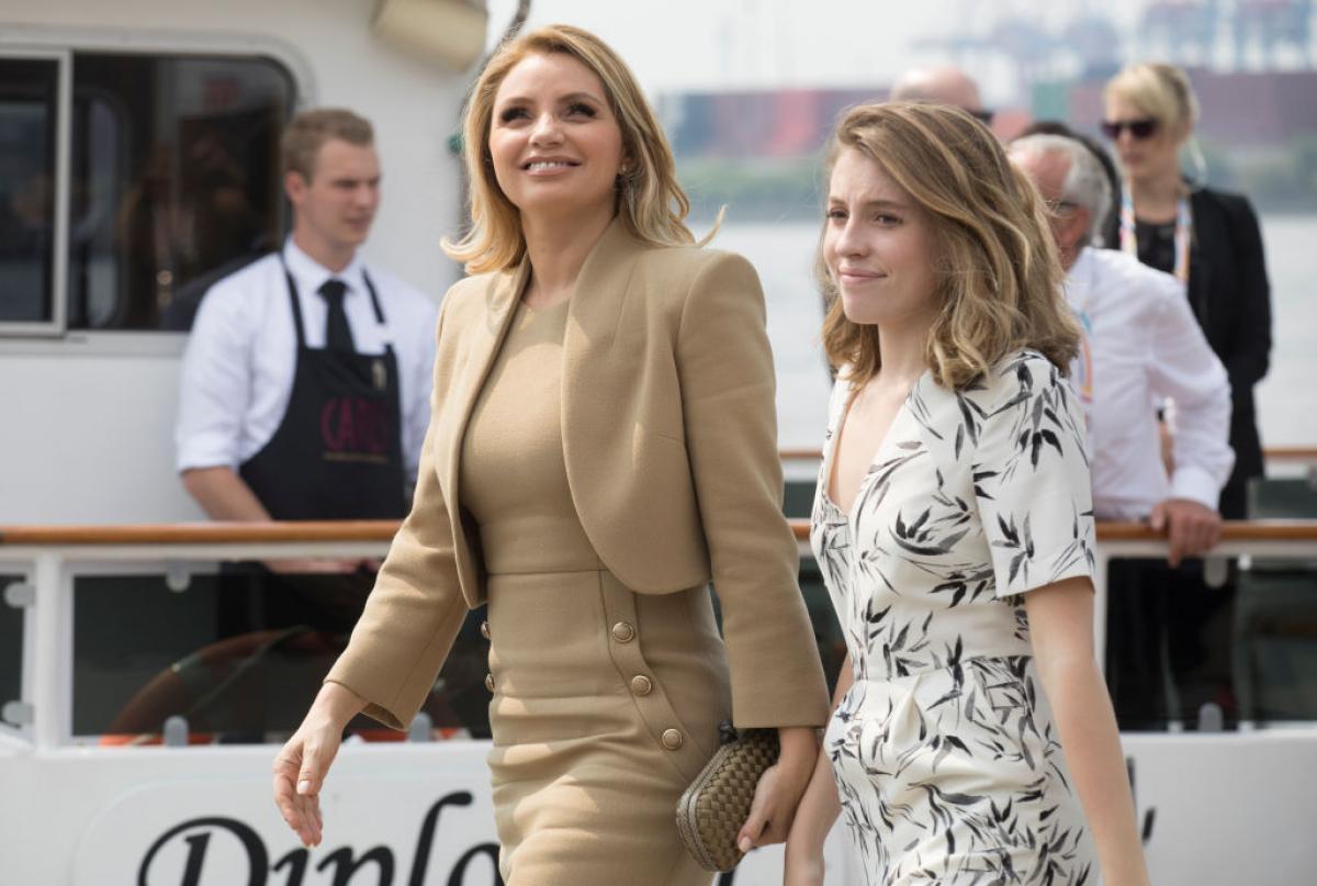 Angélica Rivera poartă un costum de culoare crem și merge alături de fiica sa. Actrița zâmbește și poartă părul desprins