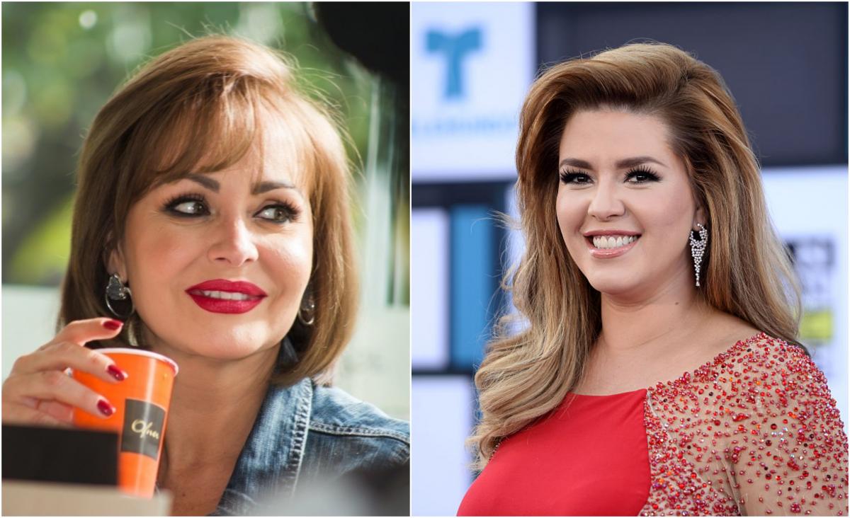 Gabriela Spanic poartă părul scurt, ruj roșu și zâmbește. Alicia Machado poartă o rochie roșie, de gală, zâmbește și are părul desprins