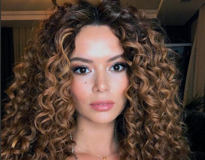 Seray Kaya poartă părul desprins și ondulat