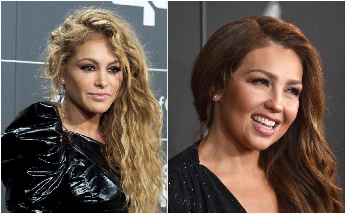 Paulina Rubi și  Thalía se află pe covorul roșu. Cele două artiste poartă rochii negre și au părul desprins și coafat pe o parte