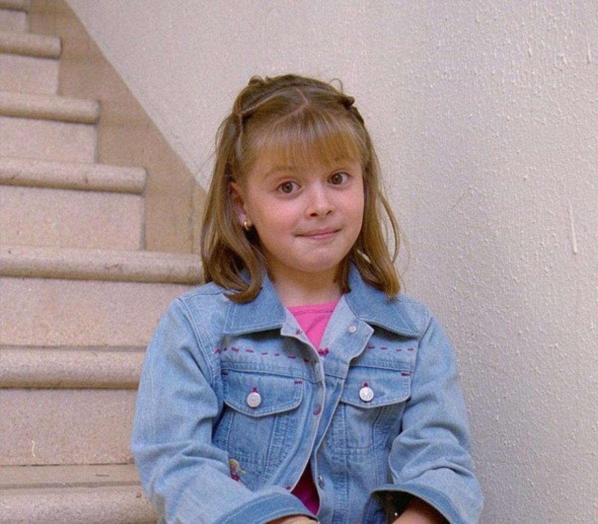 Daniela Aedo poartă un tricou roz și geacă de blugi albastră