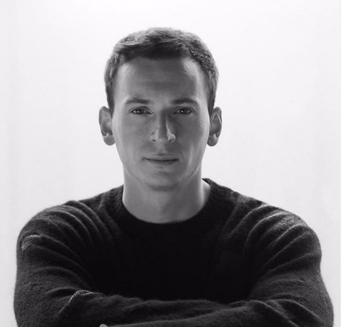 Denis Roabeș poartă o bluză neagră cu mânecă lungă