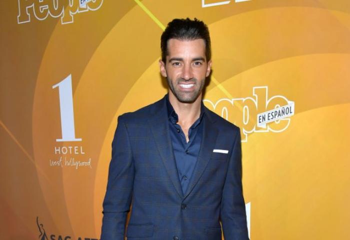 Toni Costa poartă un costum albastru și cămașă de aceeași culoare