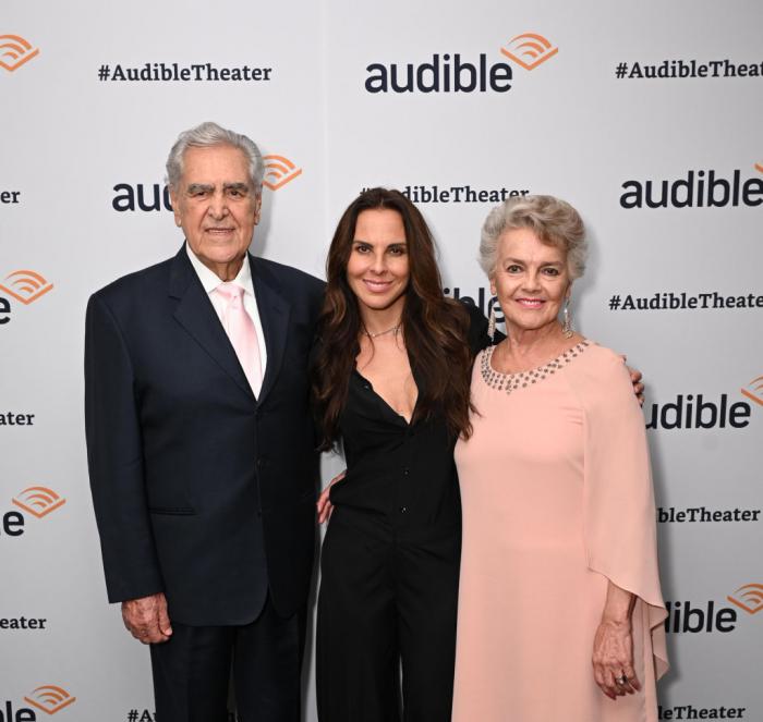 Kate del Castillo stă alături de părinții ei, Eric del Castillo și Kate Trillo