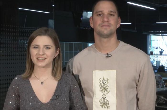 Cristina Ciobănașu poartă o bluză cu mânecă lungă și Vlad Gherman stă în spatele ei și poartă o bluză cu imprimeu