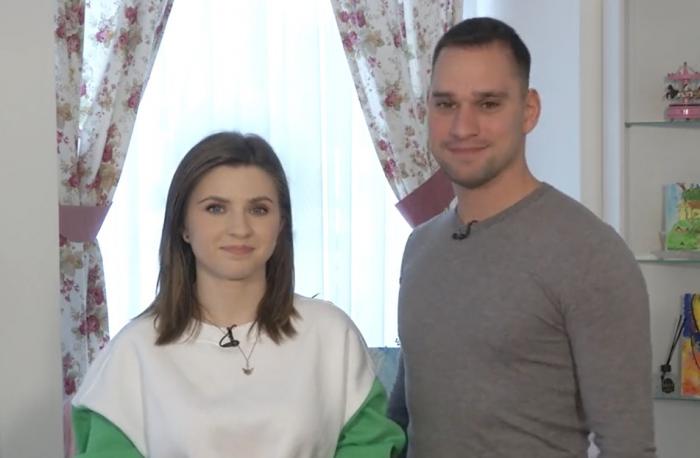 Criss poartă o bluză albă cu mâneci verzi și stă lângă Vlad care poartă o bluză gri cu mâneci lungi